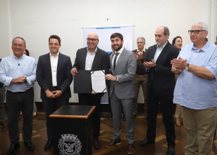 Prefeito Dário Saadi com representantes da PUC, CPFL e concessionárias em evento no Centro