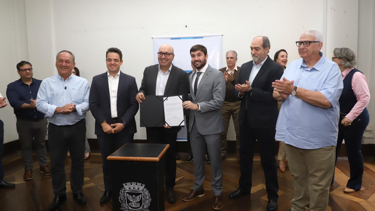 Prefeito Dário Saadi com representantes da PUC, CPFL e concessionárias em evento no Centro