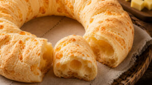 Rosca de polvilho azedo com queijo meia cura: receita caseira crocante e fácil de preparar