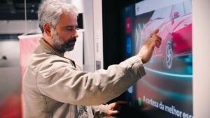 Toyota moderniza concessionárias no Brasil com tecnologia digital da Samsung