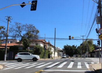 Funcionamento de semáforos inteligentes no cruzamento da Cândido Gomide