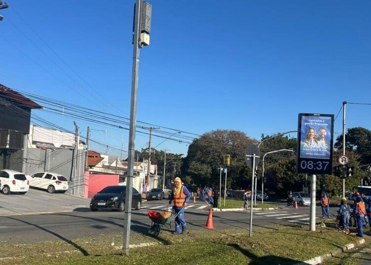 Roçagem na avenida Engenheiro Antônio Francisco de Paula Souza e preparação de terreno no Satélite Íris para areninha