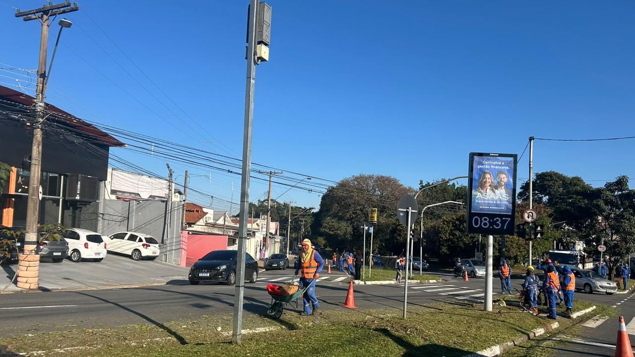 Roçagem na avenida Engenheiro Antônio Francisco de Paula Souza e preparação de terreno no Satélite Íris para areninha