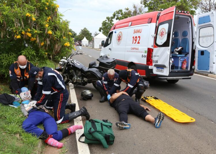 Simulação de acidente com motociclista e garupa feridos