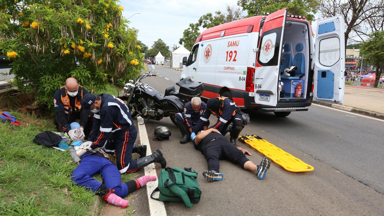 Simulação de acidente com motociclista e garupa feridos