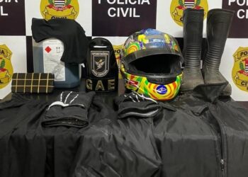 Motocicleta estacionada em rua próxima a residência e objetos apreendidos