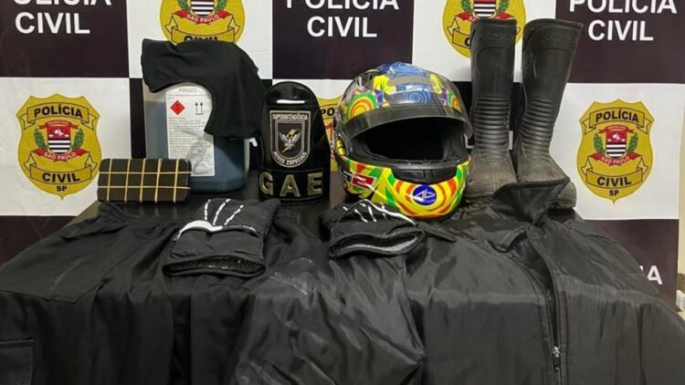 Motocicleta estacionada em rua próxima a residência e objetos apreendidos