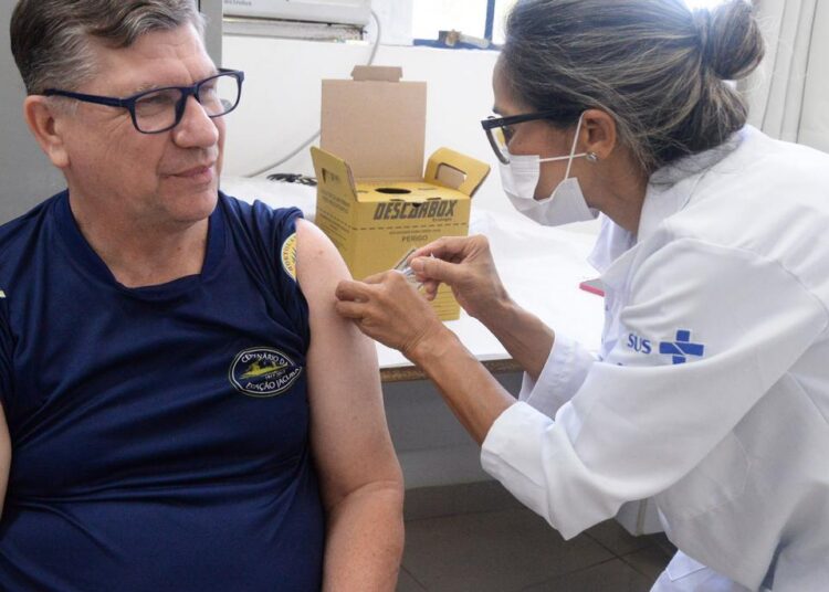 Ampliação temporária da vacinação contra pneumonia com doses disponíveis