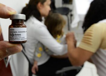 Campanha de multivacinação com ações em escolas e mutirão no shopping