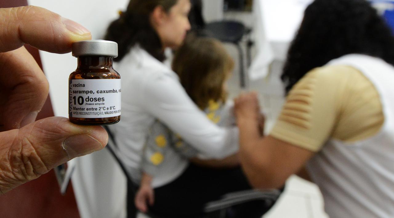 Campanha de multivacinação com ações em escolas e mutirão no shopping