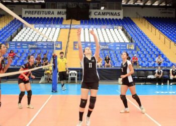 Jogo de vôlei durante a edição 2025 do Torneio Universitário de Campinas (TUC)