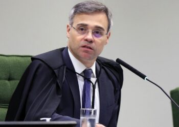 Ministro do STF André Mendonça participando de evento acadêmico
