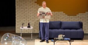 Luiz Fernando Guimarães celebra 50 anos com a comédia Baixa Sociedade