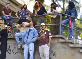 Olhar sobre a vida nas ruas e contradições do espaço urbano com música e performance