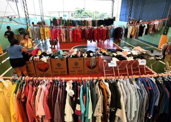 Varal solidário com roupas doadas na Campanha do Agasalho