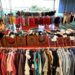 Varal solidário com roupas doadas na Campanha do Agasalho