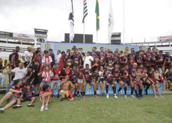 Atletas do torneio com medalhas em cerimônia