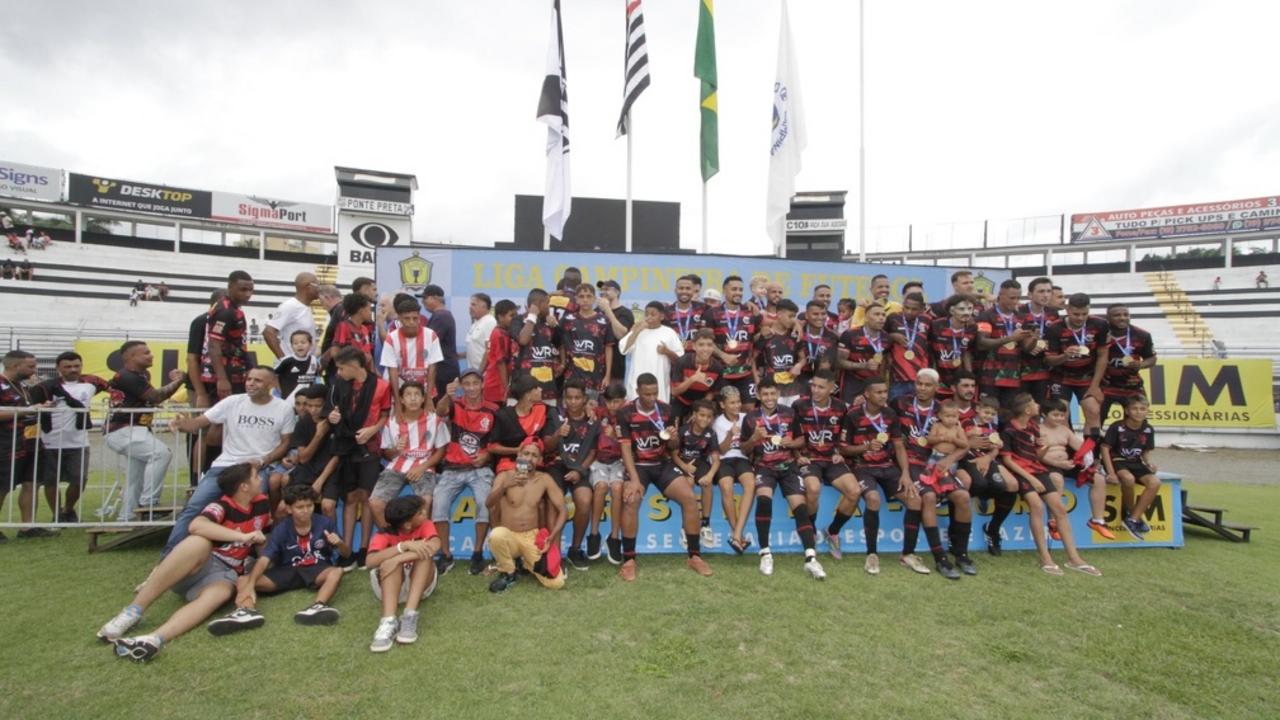 Atletas do torneio com medalhas em cerimônia