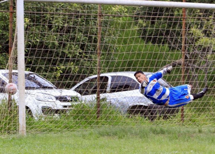 Jogadores e torcida em campos de futebol amador da cidade