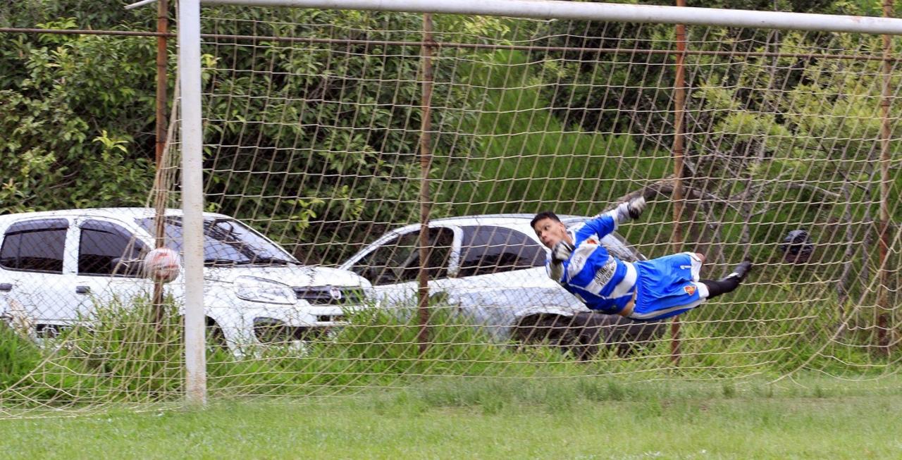 Jogadores e torcida em campos de futebol amador da cidade
