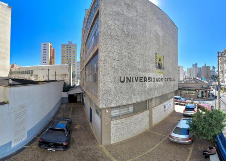 Prédios da Sociedade Israelita Beth Jacob e Instituto de Letras em reforma para evento