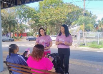 Equipe do Ceamo conversa com mulheres no terminal Padre Anchieta para apresentar a rede de proteção mantida por Campinas Outros terminais serão visitados nos próximos dias