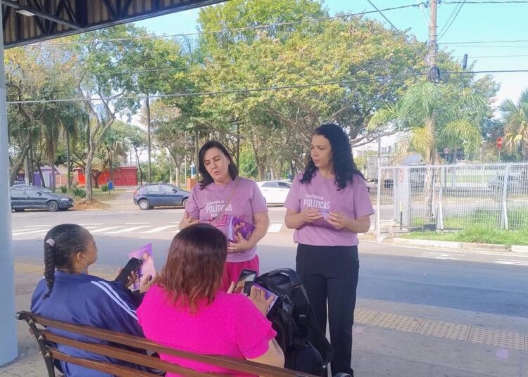Equipe do Ceamo conversa com mulheres no terminal Padre Anchieta para apresentar a rede de proteção mantida por Campinas Outros terminais serão visitados nos próximos dias
