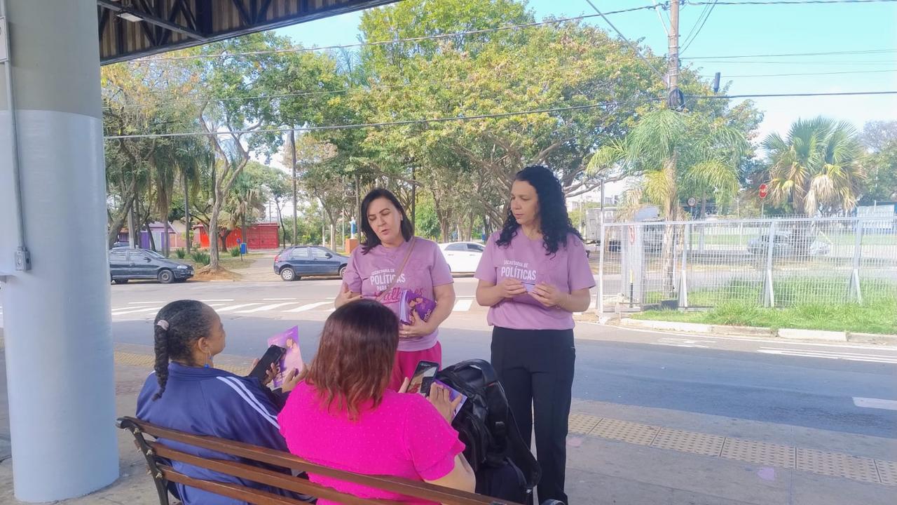 Equipe do Ceamo conversa com mulheres no terminal Padre Anchieta para apresentar a rede de proteção mantida por Campinas Outros terminais serão visitados nos próximos dias