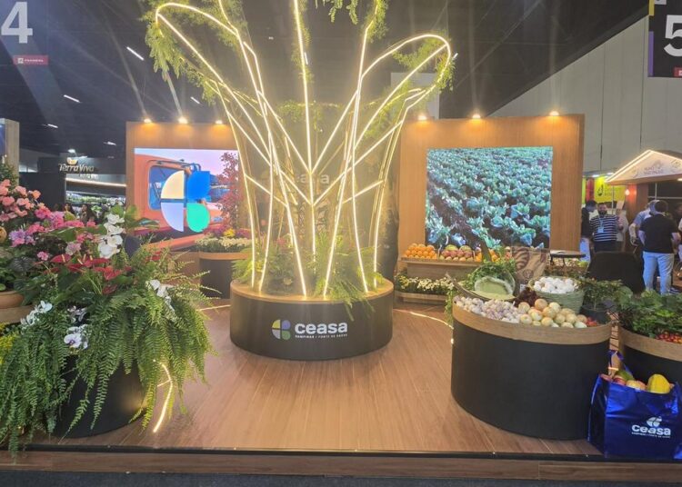 Estande da Ceasa Campinas com design inspirado em estrutura de árvore simbolizando cadeia de abastecimento