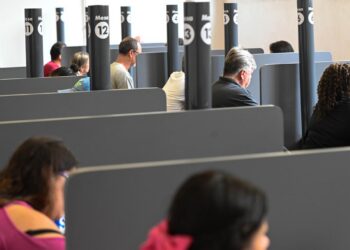 Central de Atendimento de serviços públicos no primeiro piso do Shopping Parque das Bandeiras
