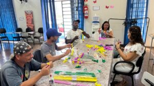 Centro POP Sares II entrega flores em ação contra violência contra a mulher