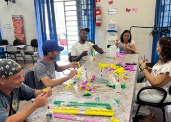 Flores confeccionadas coletivamente durante conversas sobre violência