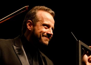 Maestro Guilherme Mannis regendo concerto Paisagens Sonoras