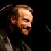 Maestro Guilherme Mannis regendo concerto Paisagens Sonoras
