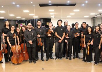 Alunos do Núcleo de Música do Sesi Indaiatuba tocando instrumentos de cordas friccionadas