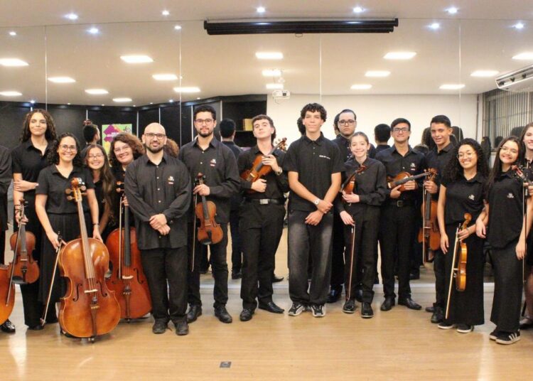 Alunos do Núcleo de Música do Sesi Indaiatuba tocando instrumentos de cordas friccionadas