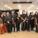 Alunos do Núcleo de Música do Sesi Indaiatuba tocando instrumentos de cordas friccionadas
