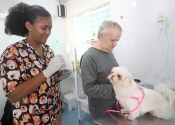Unidade 1 do Consultório Veterinário Móvel na Praça Beira Rio em Sousas com atendimento gratuito para cães e gatos