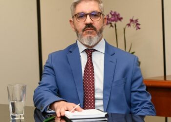 Secretário de Justiça Peter Panutto falando sobre os projetos aprovados na Câmara