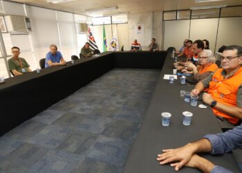 Reunião na Sala de Resiliência do Paço Municipal com relatório de focos de queimada