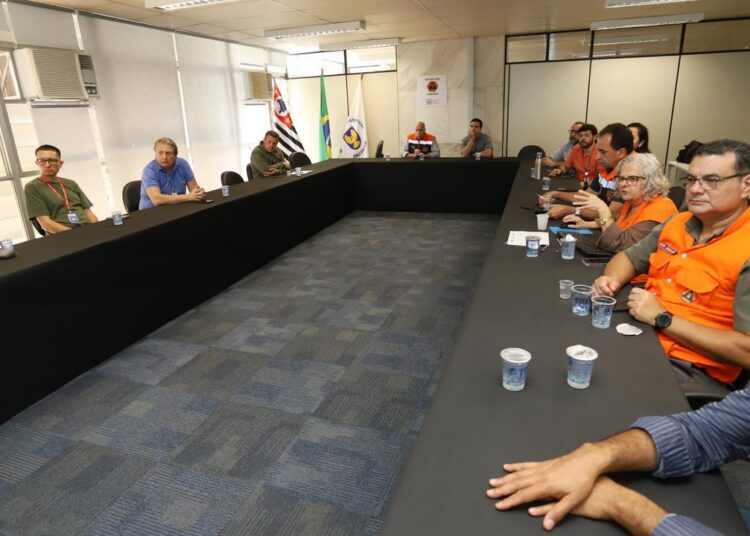 Reunião na Sala de Resiliência do Paço Municipal com relatório de focos de queimada