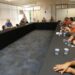 Reunião na Sala de Resiliência do Paço Municipal com relatório de focos de queimada