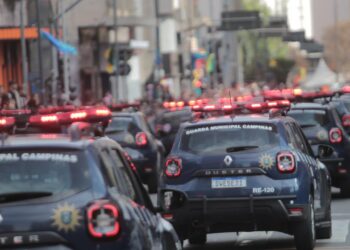 Viaturas da Guarda Municipal e entidades participam do desfile cívico