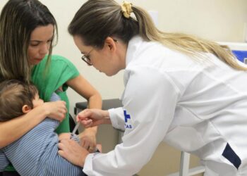 Vacinação contra gripe e atualização de caderneta em diversos pontos de Campinas durante Dia D