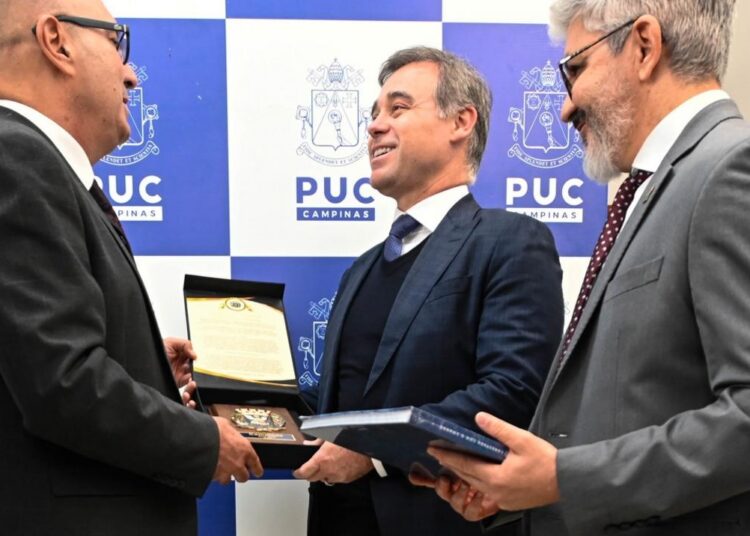 Prefeito Dário Saadi, ministro André Mendonça e secretário Peter Panutto na inauguração da Escola de Justiça