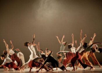 Bailarinos do Grupo de Dança durante apresentação que reflete sobre ser humano e natureza