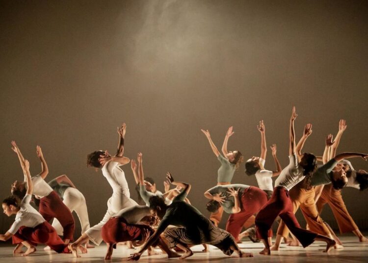 Bailarinos do Grupo de Dança durante apresentação que reflete sobre ser humano e natureza