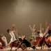 Bailarinos do Grupo de Dança durante apresentação que reflete sobre ser humano e natureza