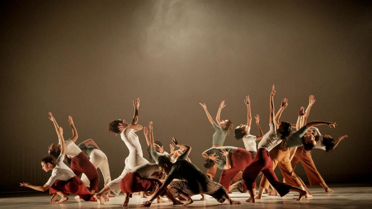Bailarinos do Grupo de Dança durante apresentação que reflete sobre ser humano e natureza