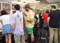 Visitantes conferindo produtos autorais e oficinas artísticas gratuitas